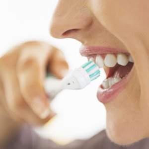 بهداشت دهان  چگونگی جلوگیری و درمان مینای ضعیف دندان در کودکان brushing teeth 300