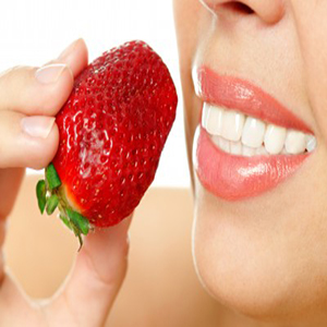 تغذیه  رسیدن به لثه و دندان سالم teeth strawberry