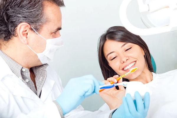 تمیز کردن دندان هایی که ایمپلنت شده اند Dental Implants1