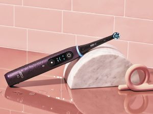 تمیز کردن دندان هایی که ایمپلنت شده اند Electric toothbrush1 300x225