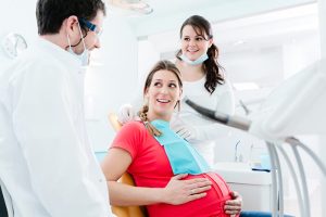 مواردی که باید با دندانپزشک خود در میان بگذارید dental care during pregnancy 300x200